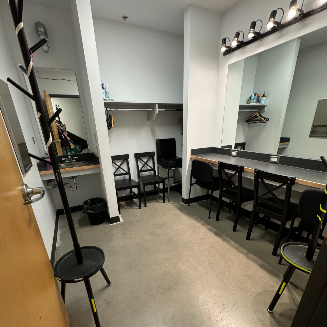 web-dressing-room-square